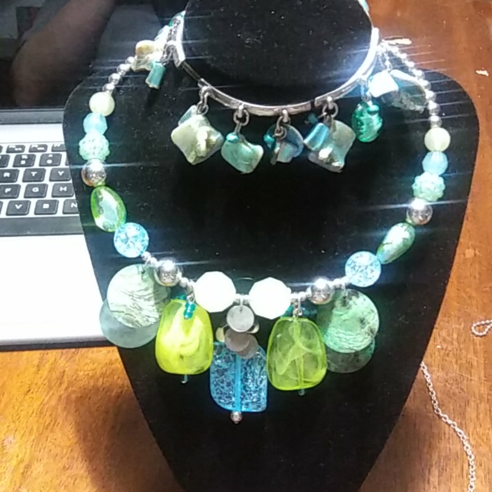 Necklace and bracket set